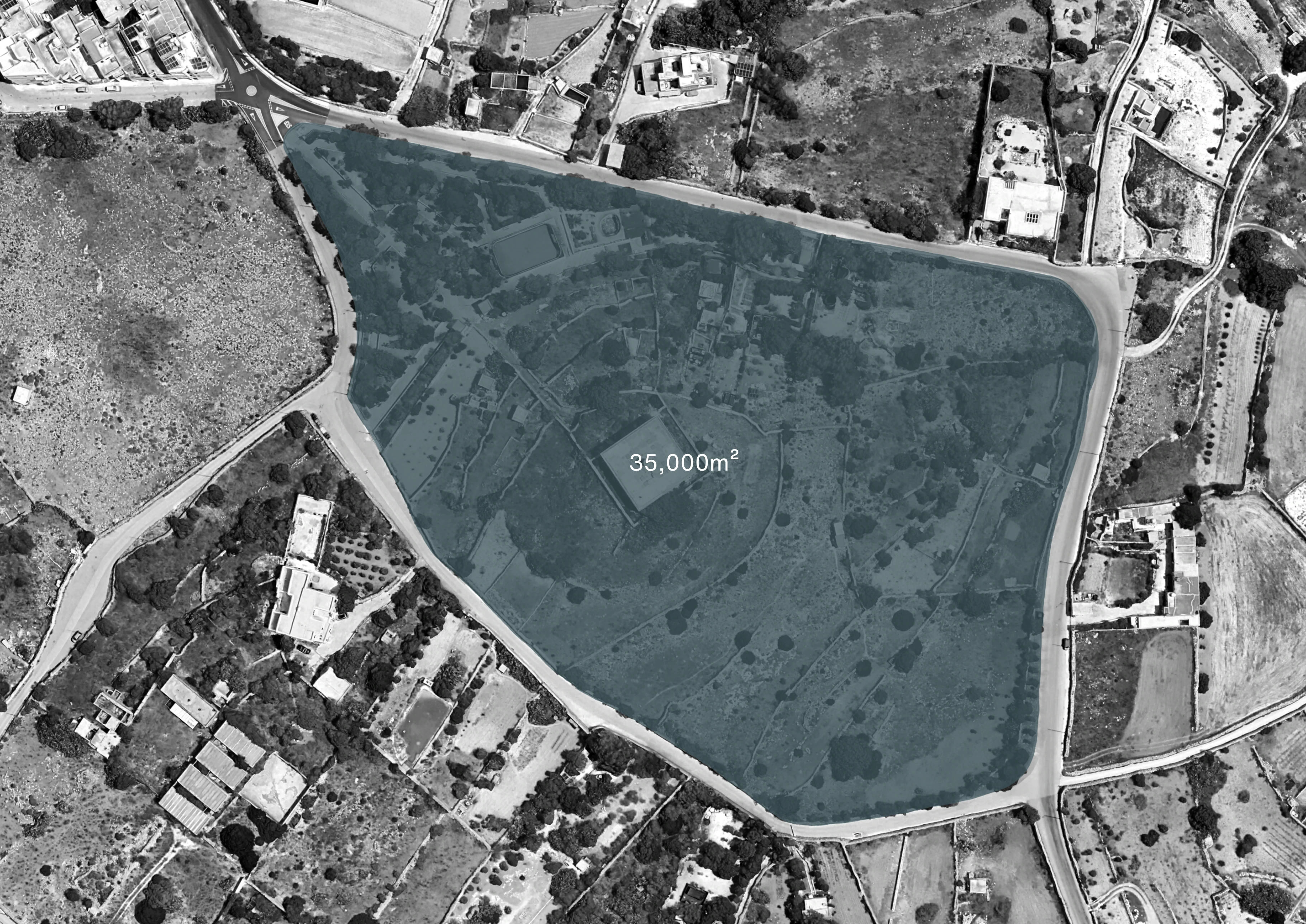 35,000 m². The intervention begins by reading slope, field and runoff.